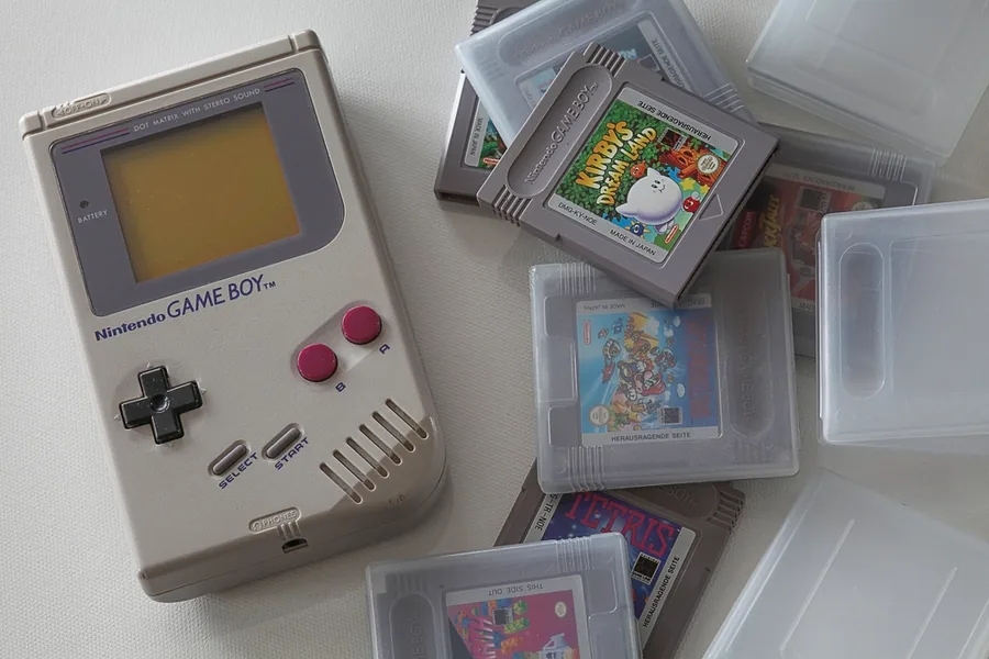 Game Boy originale entourée de cartouches Kirby, Mario et Tetris