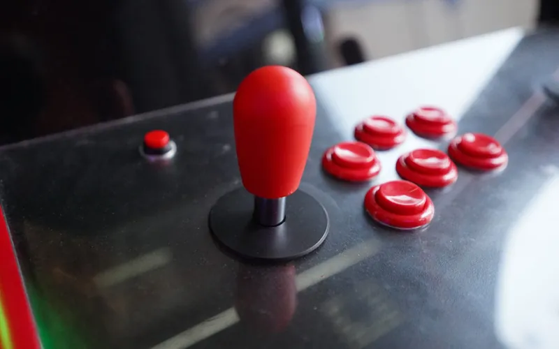 Joystick et boutons rouges d'une borne d'arcade