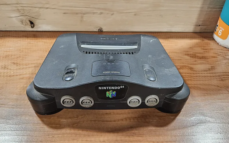 Console Nintendo 64 noire vue de face