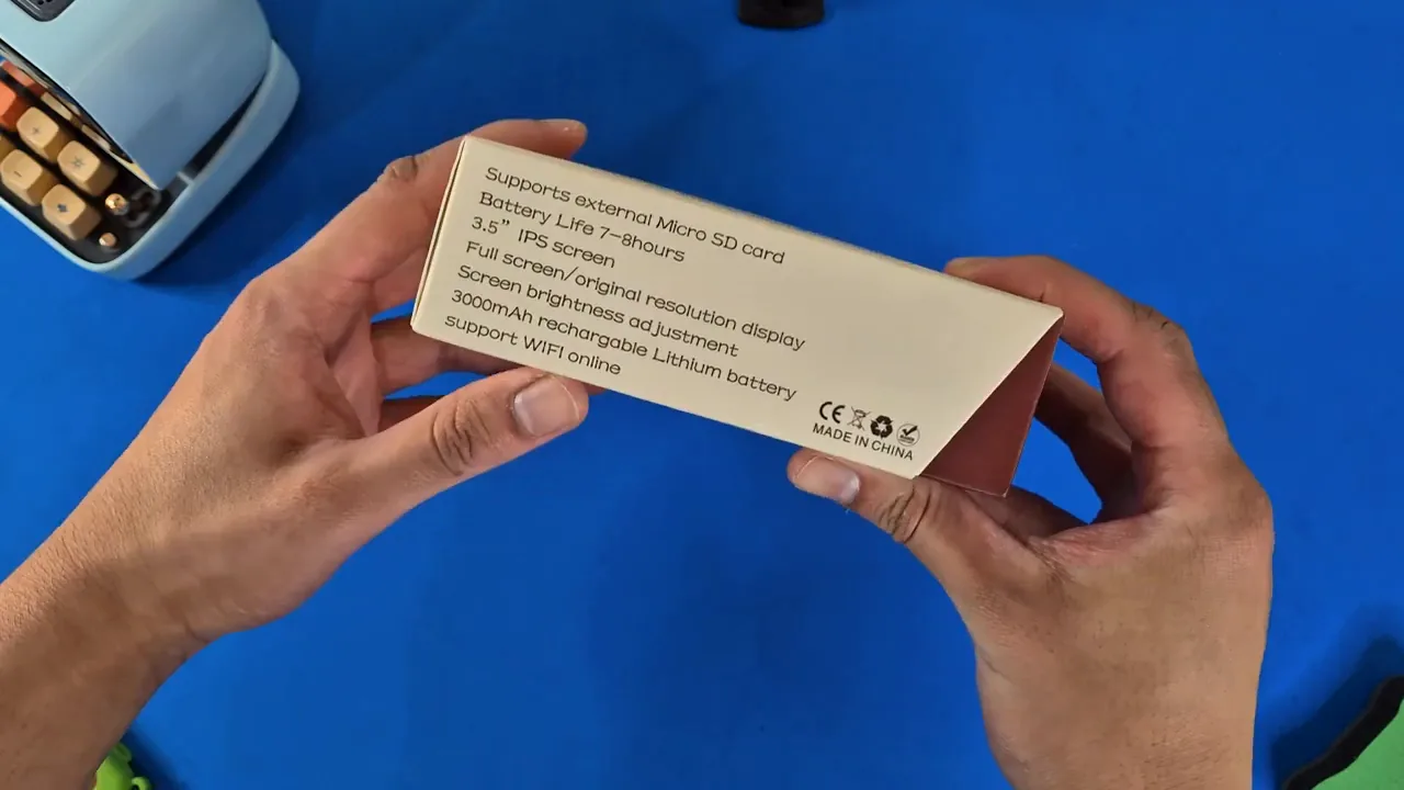 Face latérale de la boîte de la Miyoo Mini Plus indiquant Battery Life 7~8hours et 3000mAh