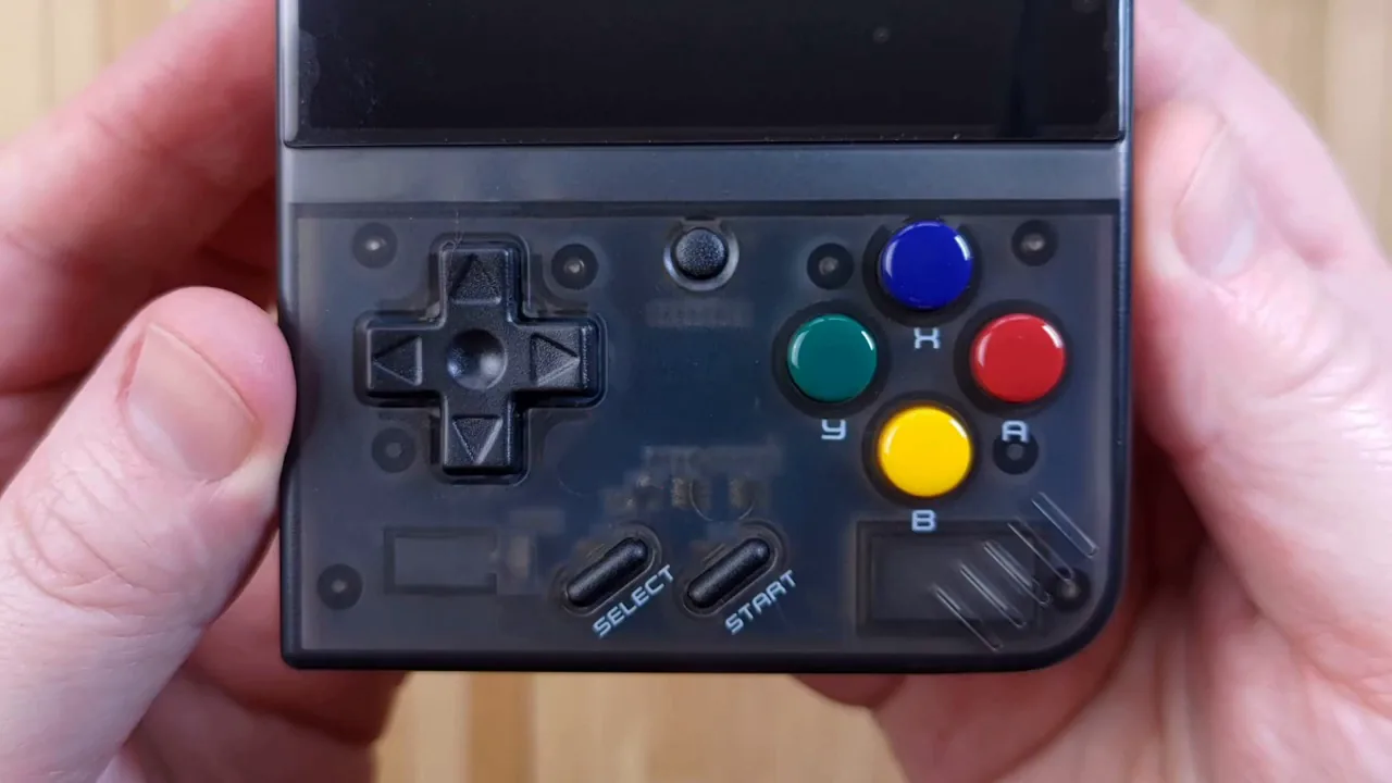 Miyoo Mini Plus de face en coque translucide, D-pad et boutons colorés visibles