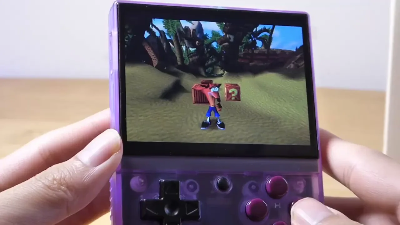Jeu PlayStation en 3D affiché sur l'écran de la Miyoo Mini Plus tenue en mains