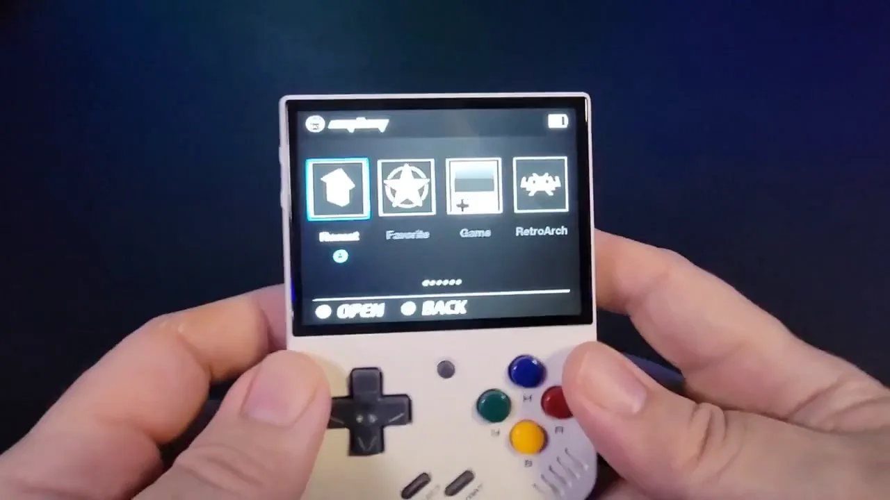Menu principal d'OnionOS sur la Miyoo Mini Plus avec les entrées Favorite, Game et RetroArch