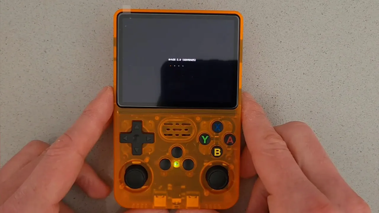 R36S orange translucide allumée sans carte SD, écran noir : le signe d'une vraie R36S