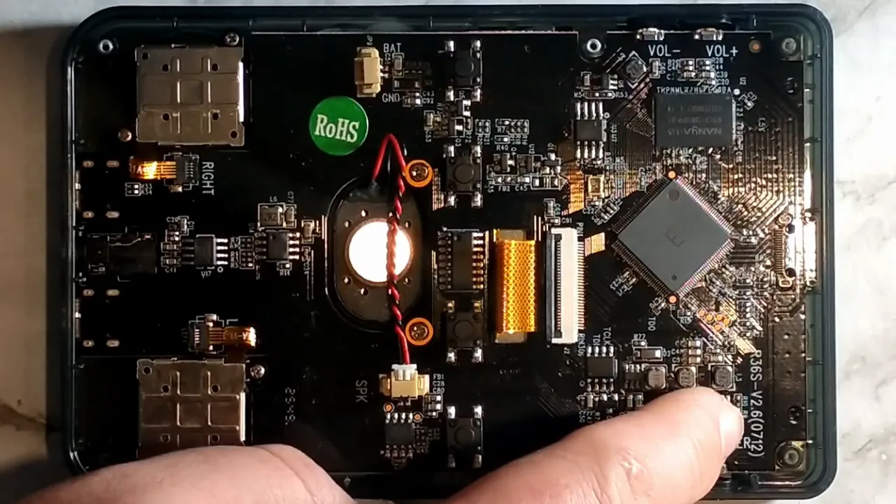 Carte mère d'une R36S ouverte, batterie retirée, où se lit le numéro de mainboard