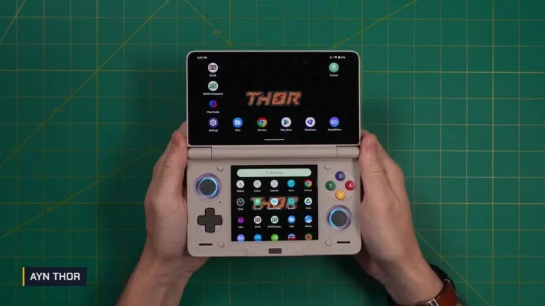 AYN Thor beige ouverte tenue à deux mains, logo THOR sur l'écran du haut et menu Android sur l'écran du bas