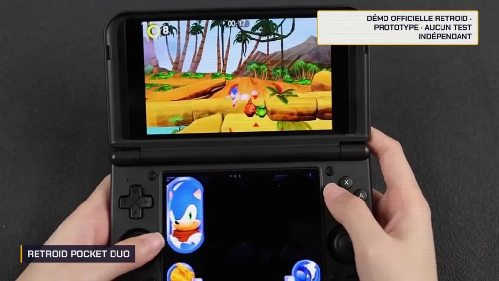 Retroid Pocket Duo noire tenue en main, croix directionnelle en haut à gauche et écran du bas au format 4:3